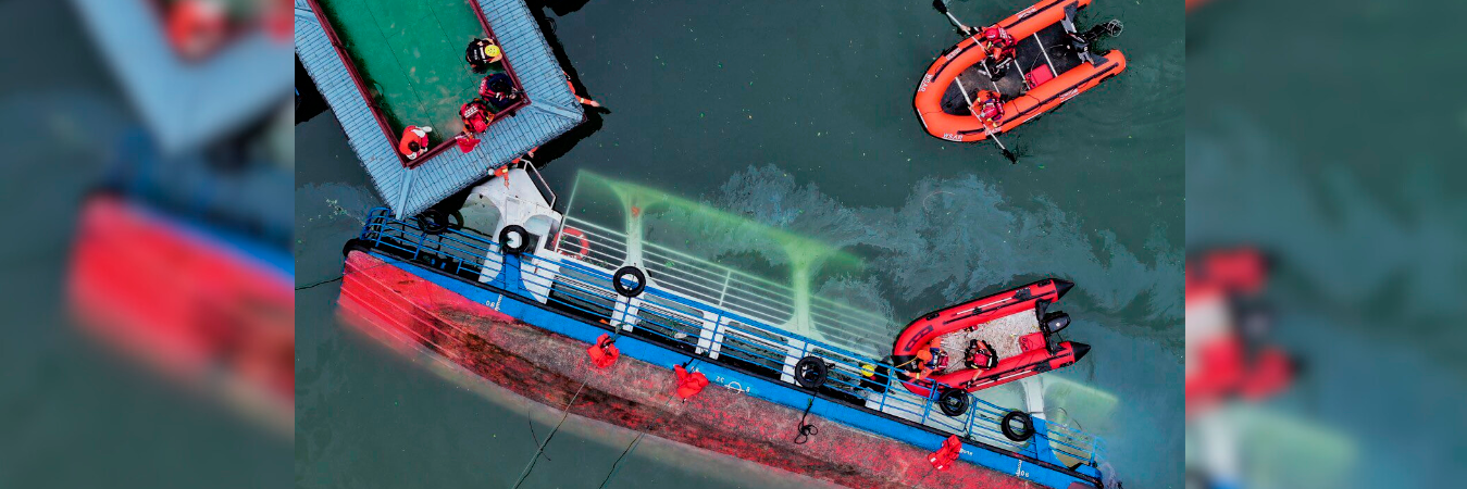 Así quedó uno de los botes accidentados. /FOTO: X @AP_Noticias