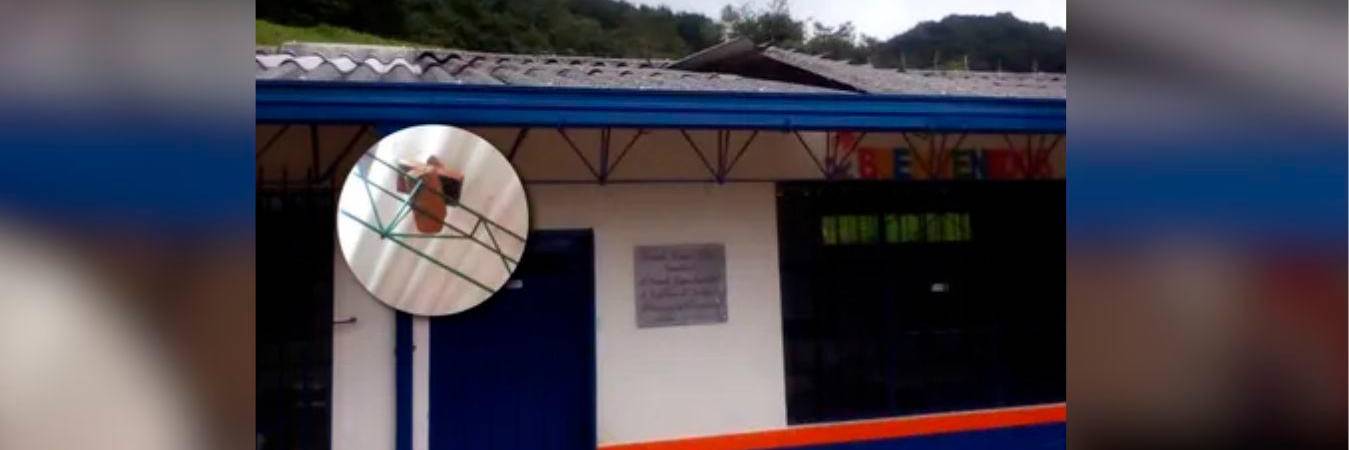 Así quedó el techo de uno de los salones por donde ingresaron los ladrones. /FOTO: TOMADA DE MI ORIENTE.