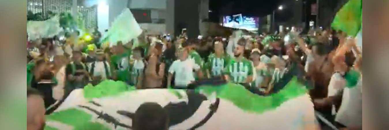 Aunque no podrán entrar al estadio, los hinchas de Nacional fueron al hotel e hicieron el tradicional banderazo. /FOTO: CAPTURA DE VIDEO