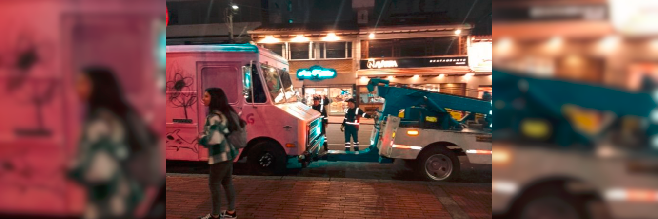 El momento en el que se llevaron el vehículo. / FOTO: TOMADA DE REDES SOCIALES