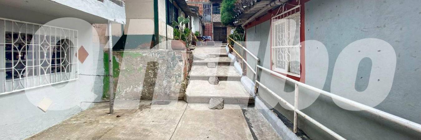 En esta calle asesinaron a un hombre en el barrio Las Estancias de la comuna 8 (Villa Hermosa) de Medellín. /FOTO: ANDRÉS FELIPE OSORIO GARCÍA 