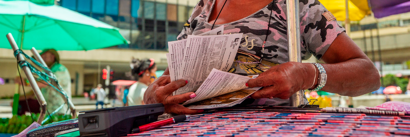 Venta de lotería en el centro de Medellín. /FOTO: ARCHIVO