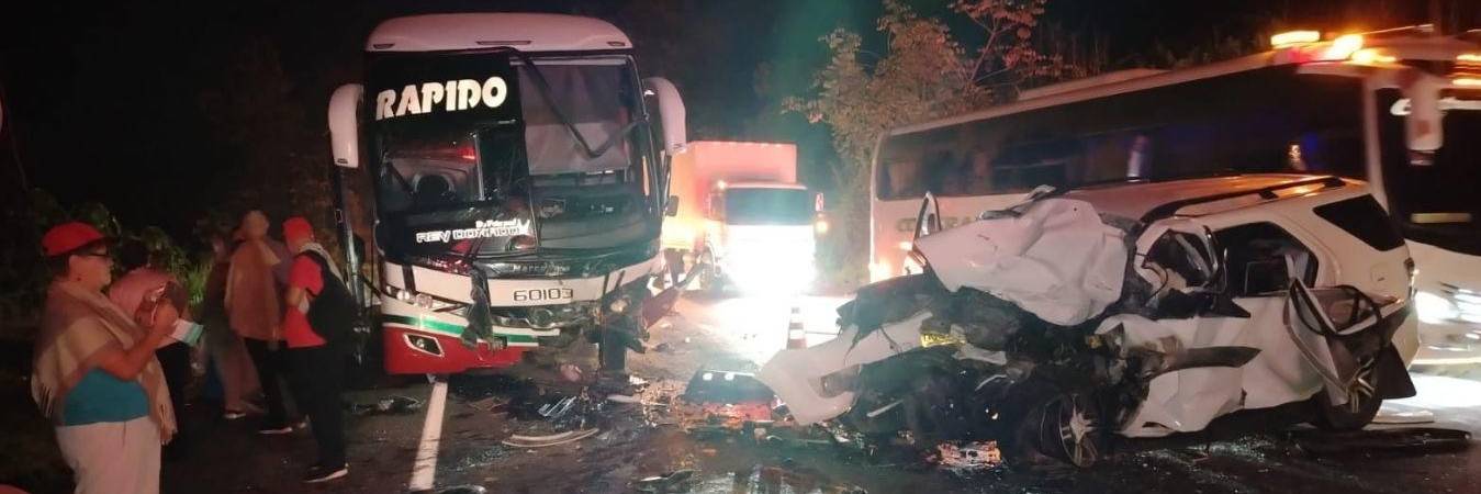 Una camioneta blanca chocó de frente contra un bus de la empresa Rápido Ochoa. FOTO: DENUNCIAS ANTIOQUIA