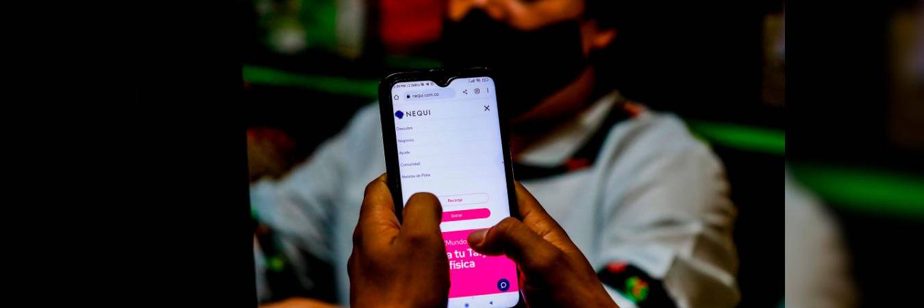 Uso de Nequi. /FOTO: JAIME PÉREZ MUNÉVAR
