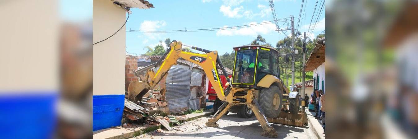 Derribaron 3 inmuebles en Abejorral. / FOTO: GOBERNACIÓN DE ANTIOQUIA 