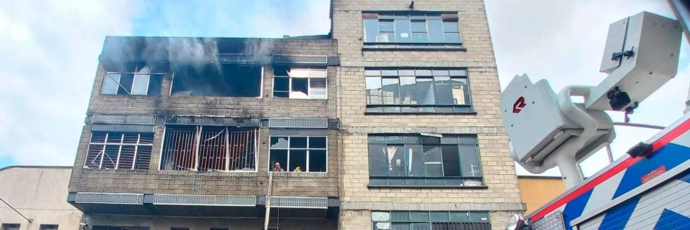 El incendio destruyó varias bodegas y edificaciones cercanas. / FOTO: MAURICIO PALACIO