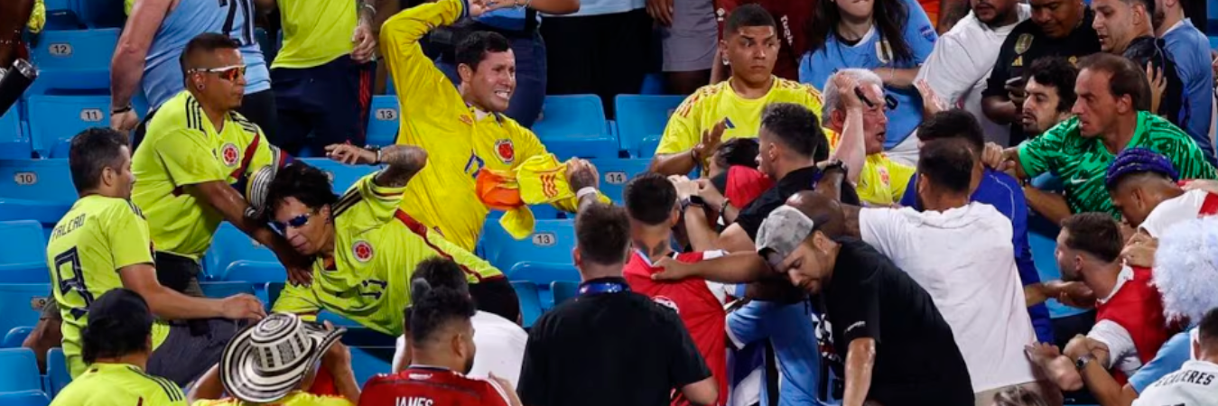 Hinchas colombianos se enfrentan a puños con jugadores titulares y suplentes de Uruguay. / X @Habemusfutbol10