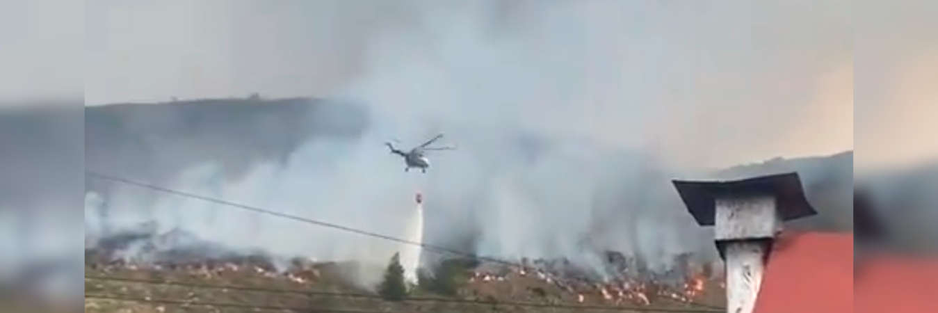 Helicópteros descargando litros de agua sobre las llamas. /FOTO: CAPTURA DE VIDEO X @CarlosAmayaR