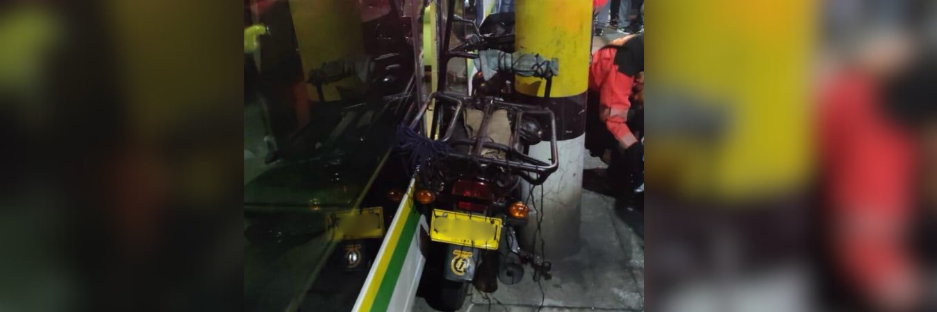 Así quedó la motocicleta, atrapada entre el poste y el tranvía. /FOTO: EL NORORIENTAL 