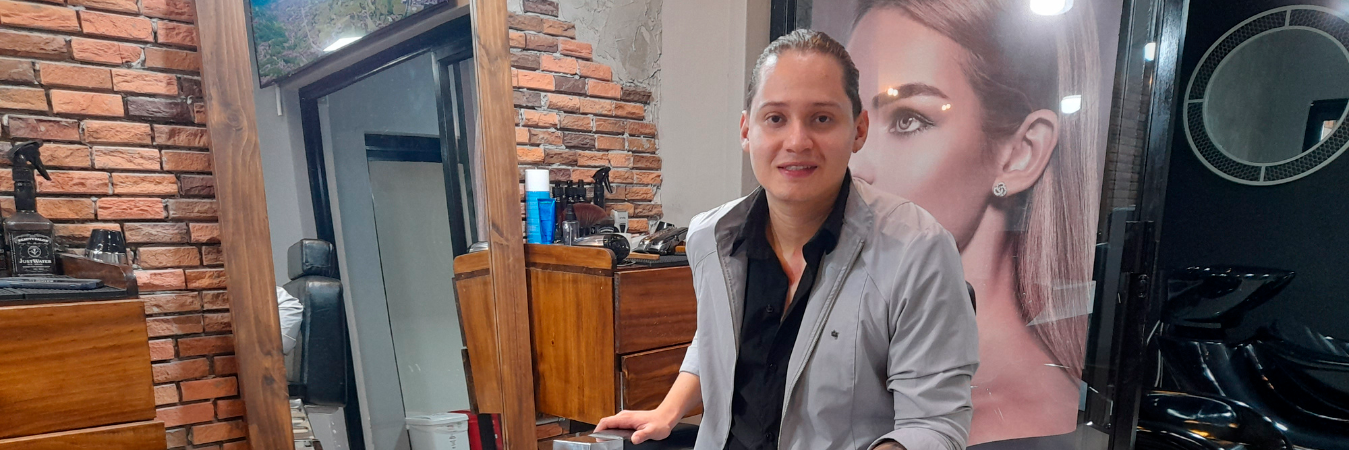  Christopher Romero ha ganado prestigio gracias a su talento y profesionalismo en el campo de la belleza. / FOTO: DANIEL GONZÁLEZ.