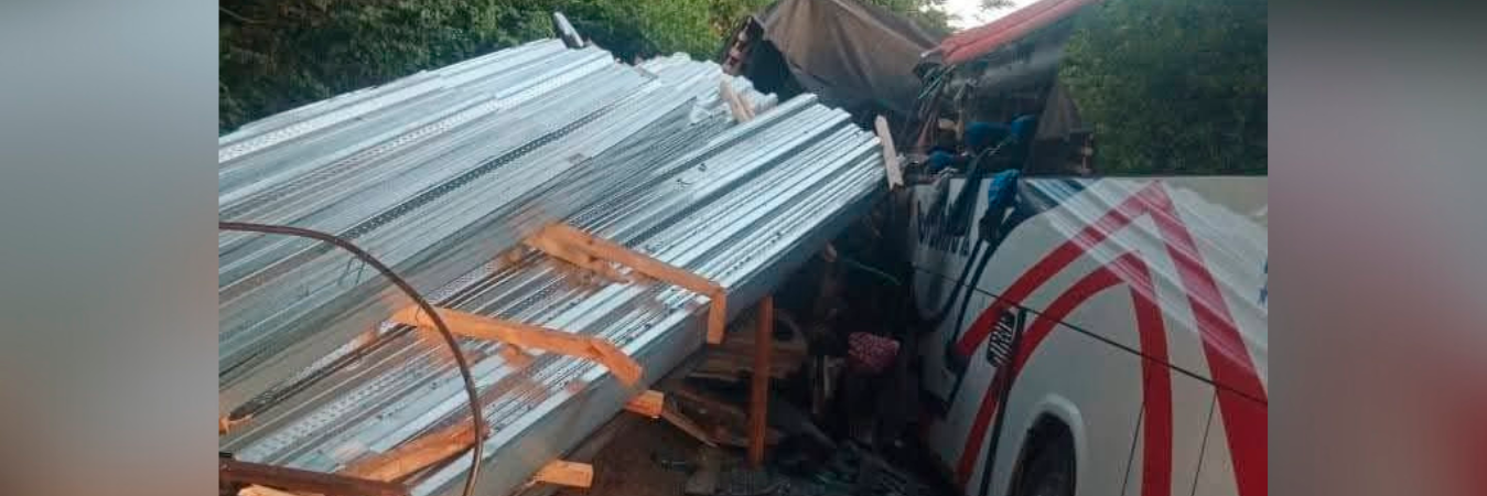 Así quedó el bus y la tractomula en el lugar del accidente. /FOTO: TOMADA DE TWITTER @hernandolozano