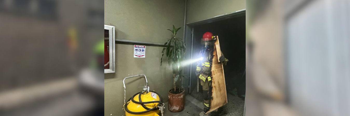 Dos tripulaciones de Bomberos Medellín controlaron el fuego en fase inicial en el sótano de edificio José Félix de Restrepo (Palacio de Justicia) / FOTO: DAGRD-MEDELLÍN