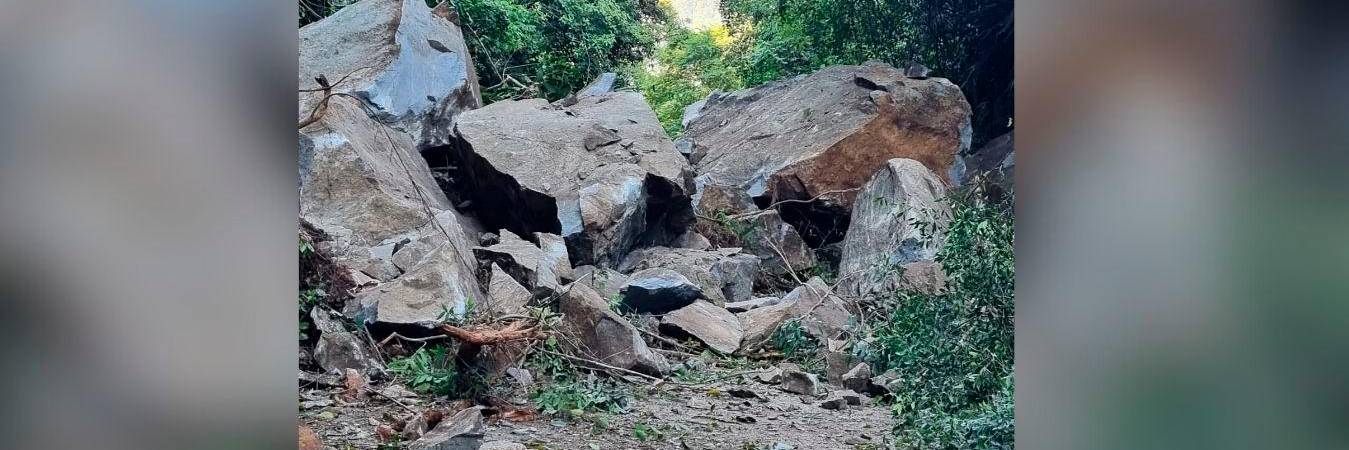 Así quedó la vía después del deslizamiento de piedras. / FOTO: DENUNCIAS ANTIOQUIA. 