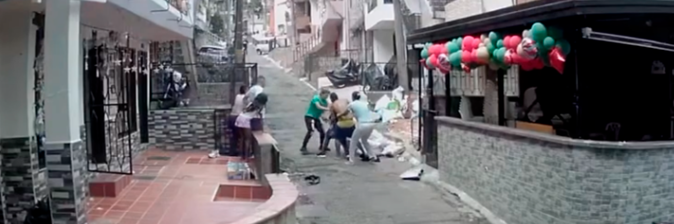 El enfrentamiento fue en la calle a plena luz del día. /FOTO: CAPTURA DE VIDEO