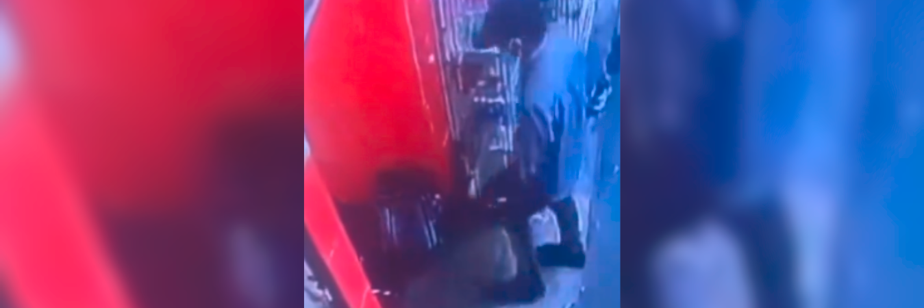 En el video se ve cuando el hombre deja una bolsa en la entrada del inquilinato. /FOTO: CAPTURA DE PANTALLA