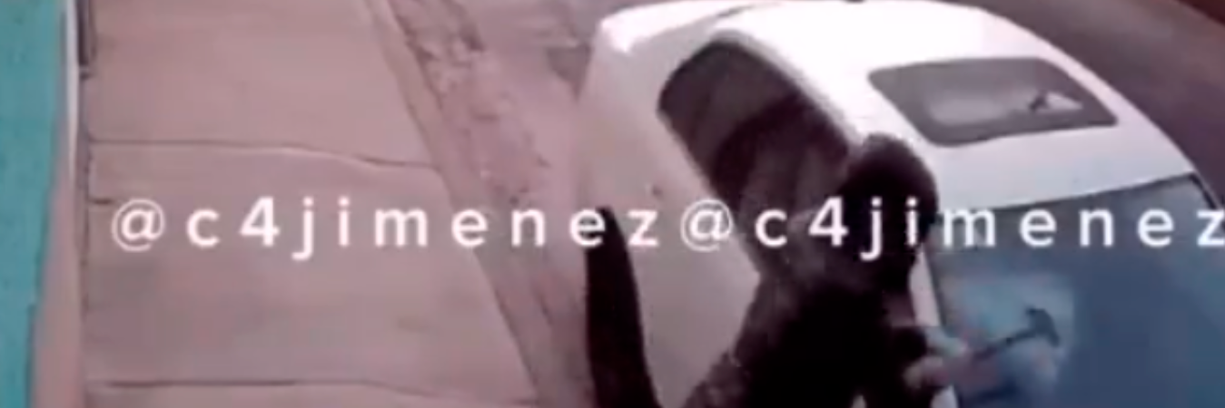 Mujer acaba con un martillo el carro de su amiga. /FOTO: TOMADA DE VIDEO 