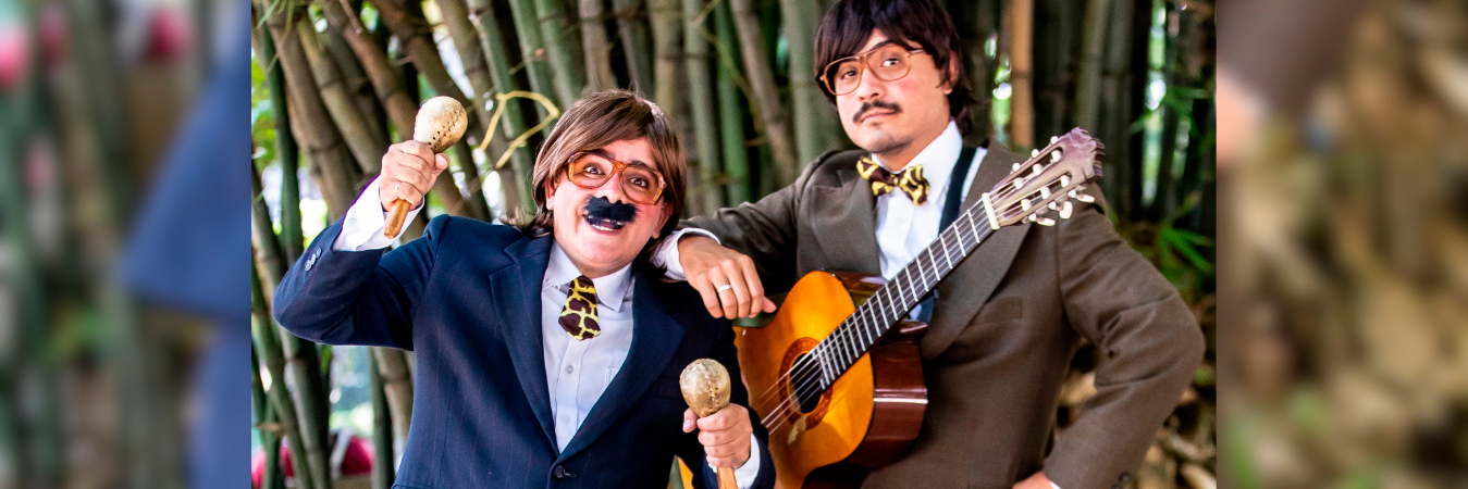 Jaime Toro (de azul) y Santiago Vallejo (de café) ofrecen un show que incluye música, teatro y humor. /FOTOS: JAIME PÉREZ