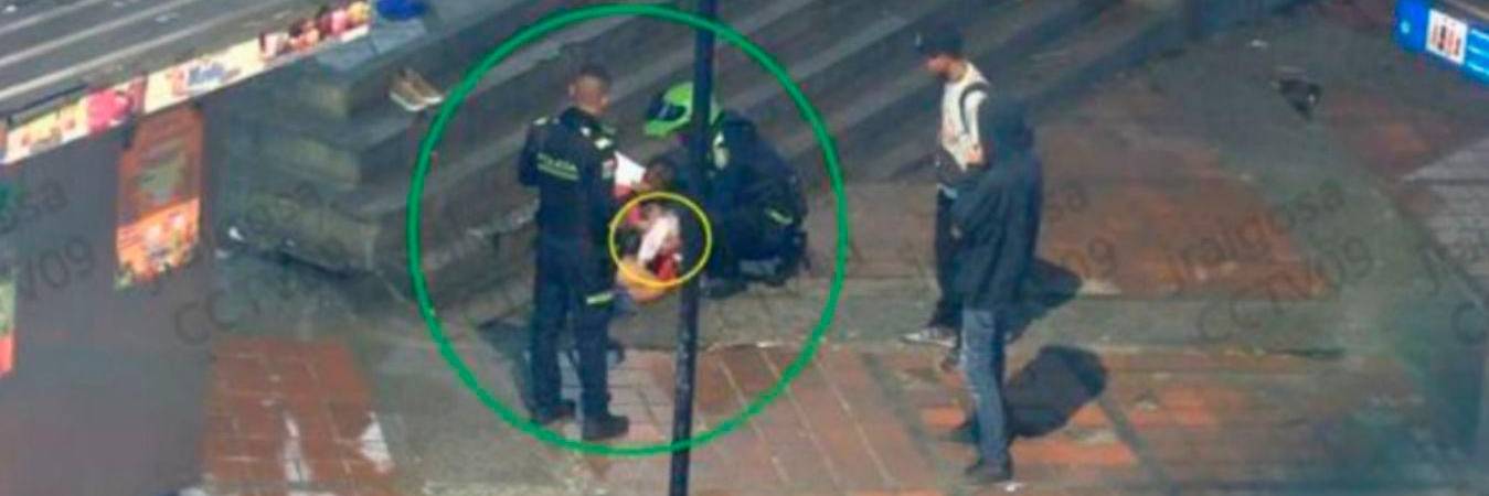 La madre y el pequeño fueron trasladados al hospital. /FOTO: ALCALDÍA DE MEDELLÍN.