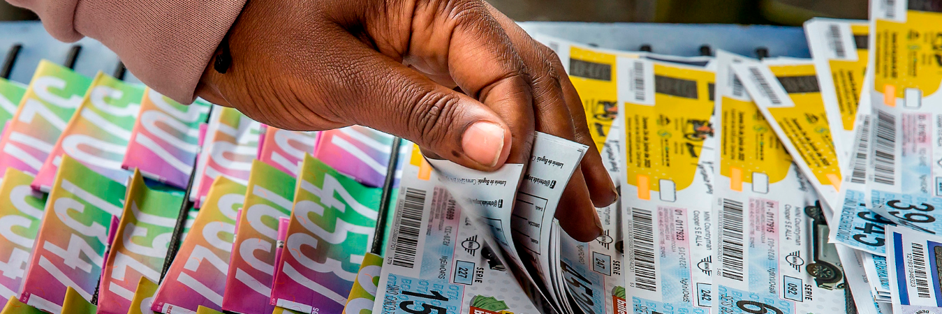 Venta de lotería en Medellín. /FOTO: JUAN ANTONIO SÁNCHEZ. 