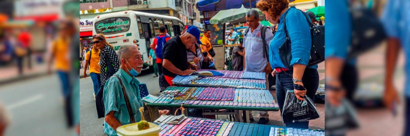 Venta de lotería en el centro de Medellín. /FOTO: ARCHIVO. 