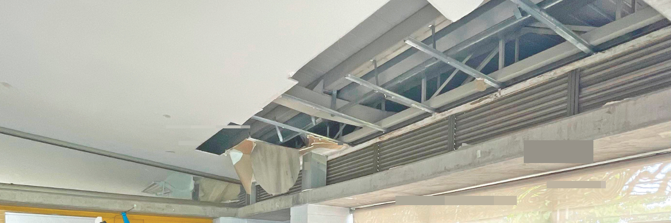 El techo se viene cayendo a pedazos. FOTO: JAIDER ESCOBAR 