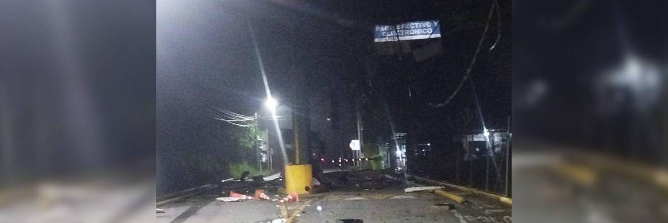 El peaje Cabildo quedó destruido luego de la explosión de un artefacto. FOTO: DENUNCIAS ANTIOQUIA