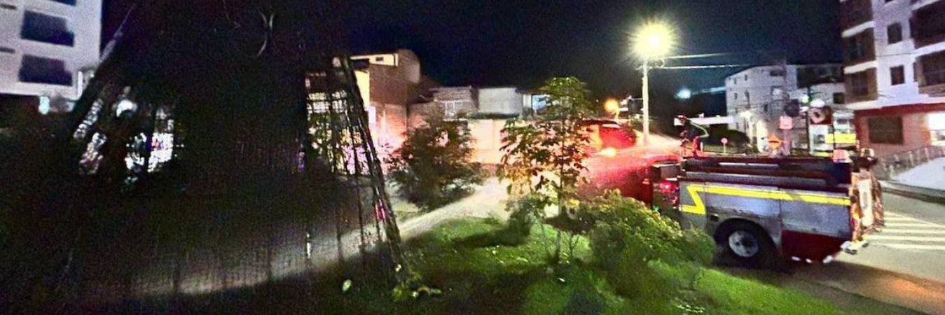 El hecho quedó grabado en cámaras de seguridad y muestra al hombre acercándose al alumbrado, primero orinándolo y luego prendiéndole fuego. IMAGEN: CAPTURA DE PANTALLA - VIDEO CORTESÍA.