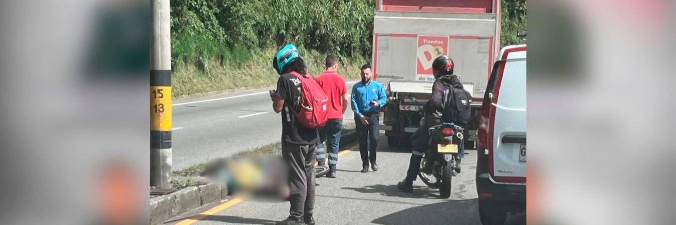 Los dos jóvenes quedaron tendidos en la vía tras chocar con el poste. /FOTO: CORTESÍA DENUNCIAS ANTIOQUIA. 