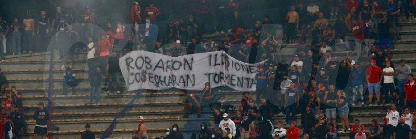 Con arengas y pancartas, la afición le mostró al continente su descontento. FOTO: MANUEL SALDARRIAGA