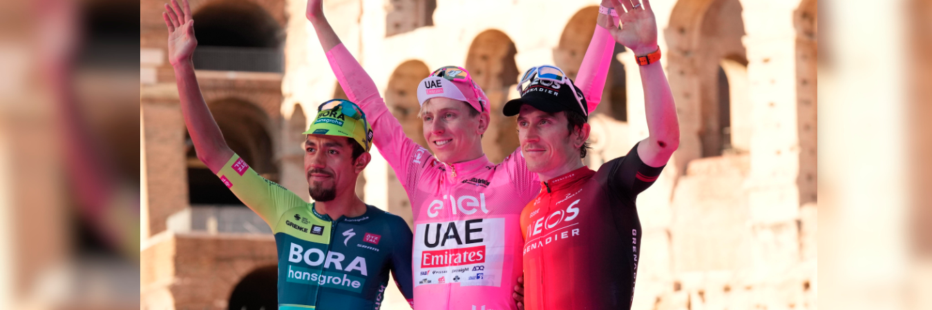 Daniel Felipe Martínez (izq.), Tadej Pogacar (medio) y Geraint Thomas (der.) en el podio del Giro de Italia. /FOTO: X@giroditalia