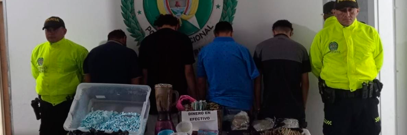 Los capturados y los elementos incautados. /FOTO: POLICÍA NACIONAL