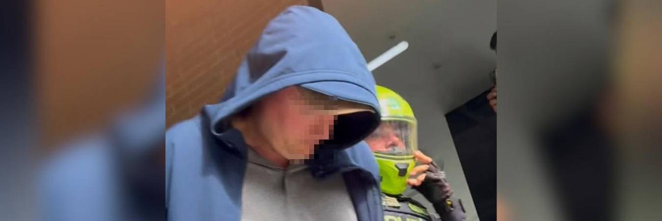 El hombre fue custodiado por uniformados para evitar que la comunidad lo linchara. FOTO: CAPTURA DE PANTALLA INSTAGRAM @camirojas_g