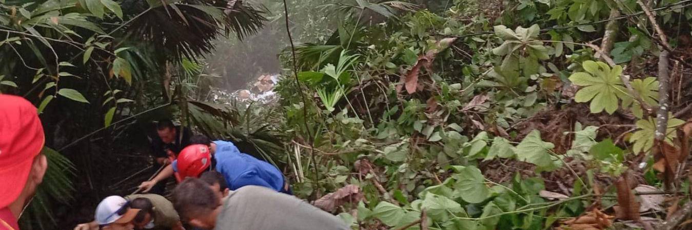 Un camión de carga pesada terminó rodando por un abismo de casi 200 metros en San Luis. / FOTO: MI ORIENTE