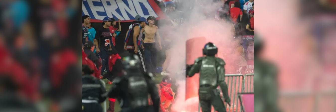 Momentos de los disturbios en el Estadio Atanasio Girardot. FOTO: CAMILO SUÁREZ