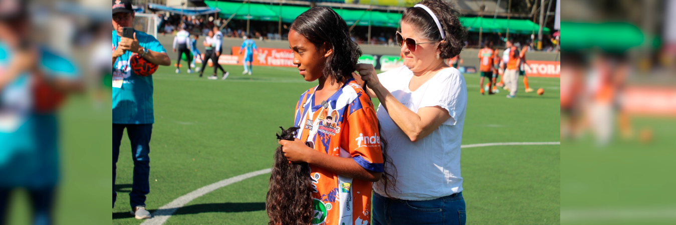A Juan Pablo Higuita le cortaron su cabellera en plena final. Fue donada. /FOTO: CORPORACIÓN LOS PAISITAS