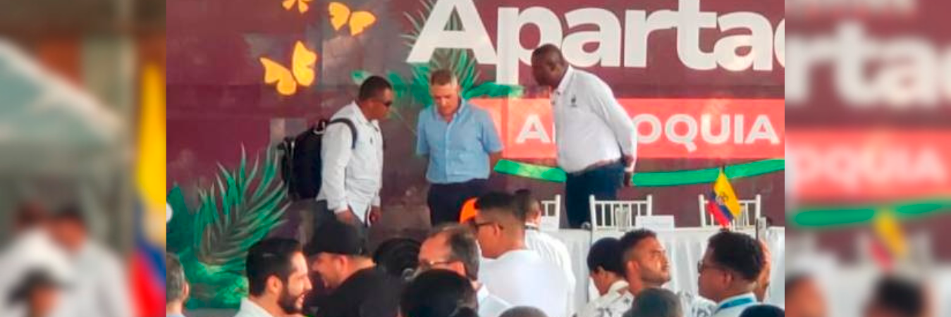 El gobernador de Antioquia fue requisado a la vista de todos los asistentes. /FOTO: CORTESÍA