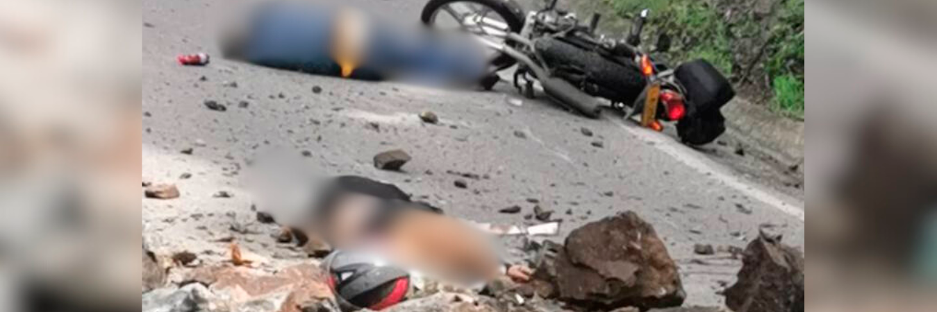 Así quedaron los motociclistas tras la caída de las rocas. /FOTO: DENUNCIAS ANTIOQUIA 