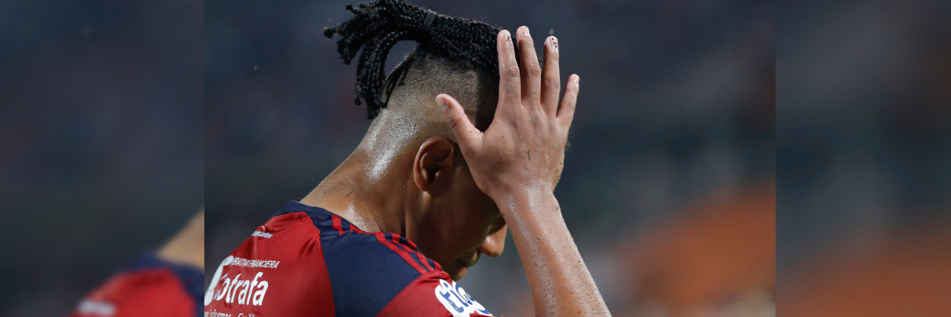 Jaime Alvarado lamentando una derrota de Independiente Medellín. /FOTO: MANUEL SALDARRIAGA