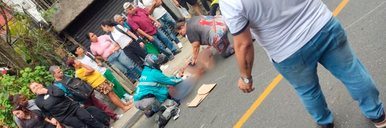 El motociclista quedó tendido en la calle y su moto varios metros después de él. /FOTO: X @DenunciasAntio2