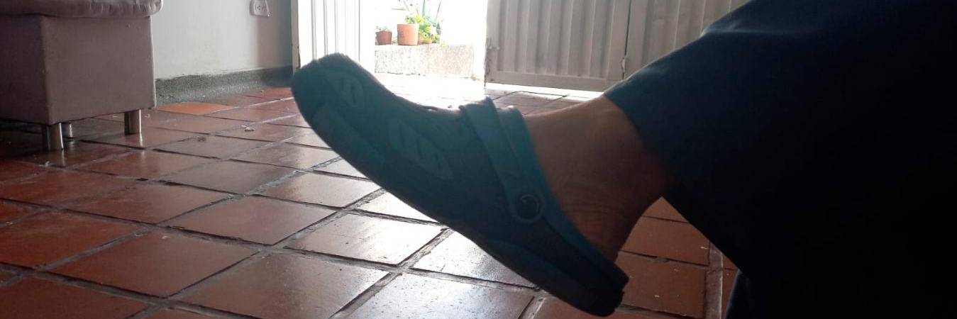 Los adultos mayores se sientan en el garaje donde hacen varias actividades, pero deben mantener la puerta cerrada ante el temor de que salgan y se pierdan. /FOTOS: MAURICIO PALACIO