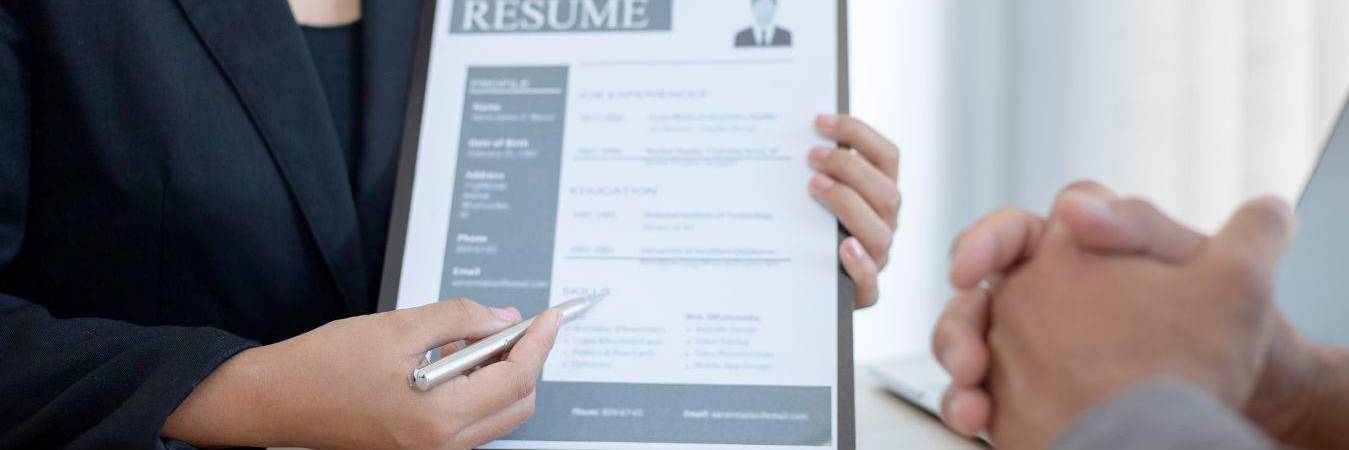 No todas las vacantes laborales requieren experiencia previa, así que no es un problema no tener qué colocar en ese aspecto en una hoja de vida. 