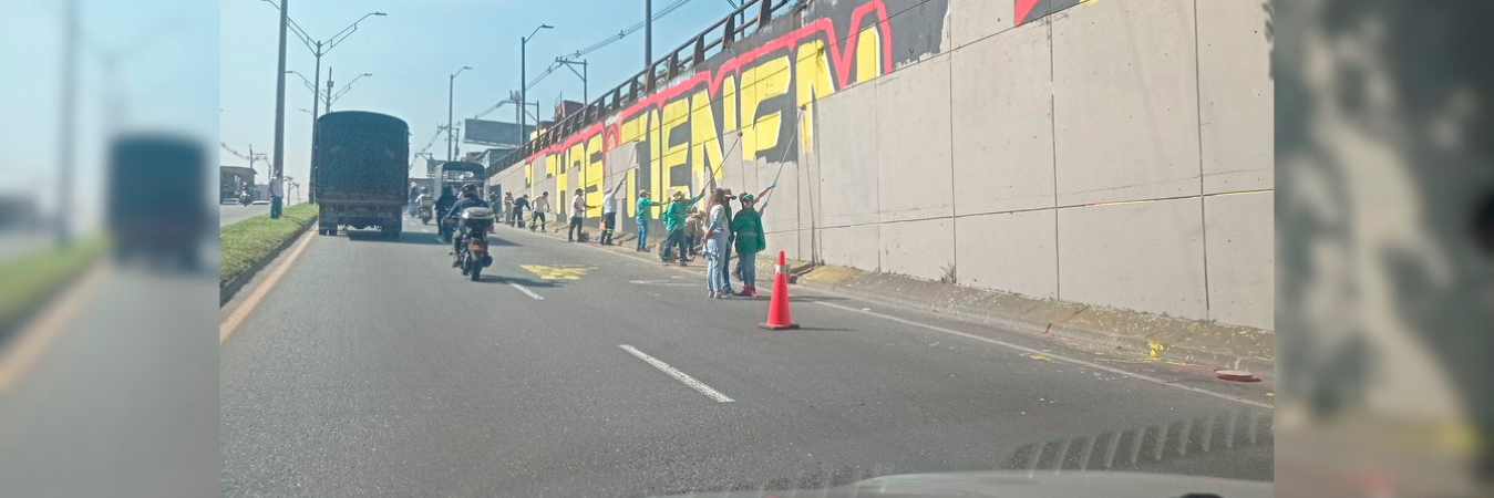 Así fue como borraron el mural del deprimido en la Terminal del Norte. /FOTO: CORTESÍA 