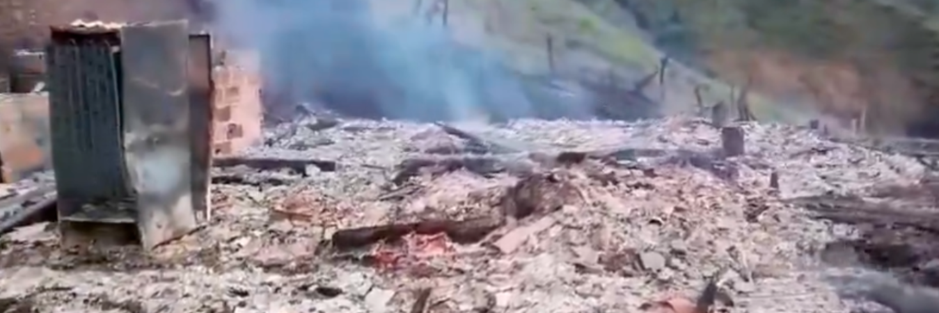 En cenizas quedó el rancho donde vivía el hombre calcinado. /FOTO: CAPTURA DE VIDEO