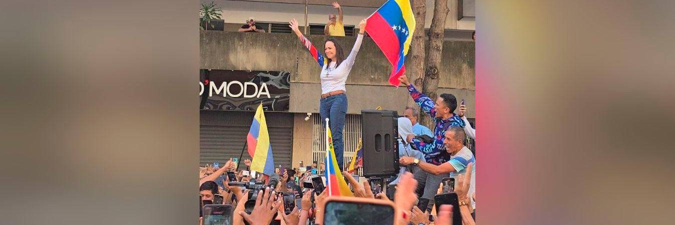 Maria Corina Machado fue recibida por todos los manifestantes a favor de Edmundo González y en contra de Nicolás Maduro. / FOTO: @MARIACORINAYA