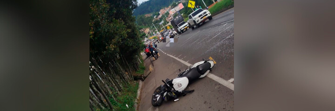 La víctima quedó tendida sobre la vía y la moto unos metros más adelante. /FOTO: CHISME FRESCO MEDELLÍN. 