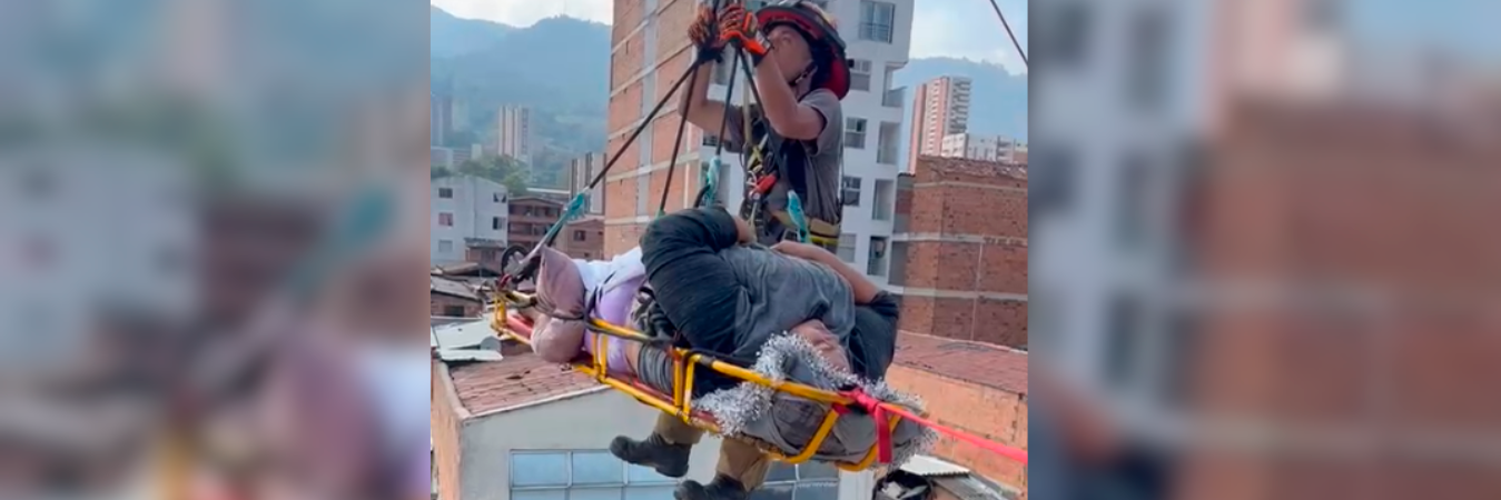 El bombero que bajó con la señora por el aire. /FOTO: CAPTURA DE VIDEO