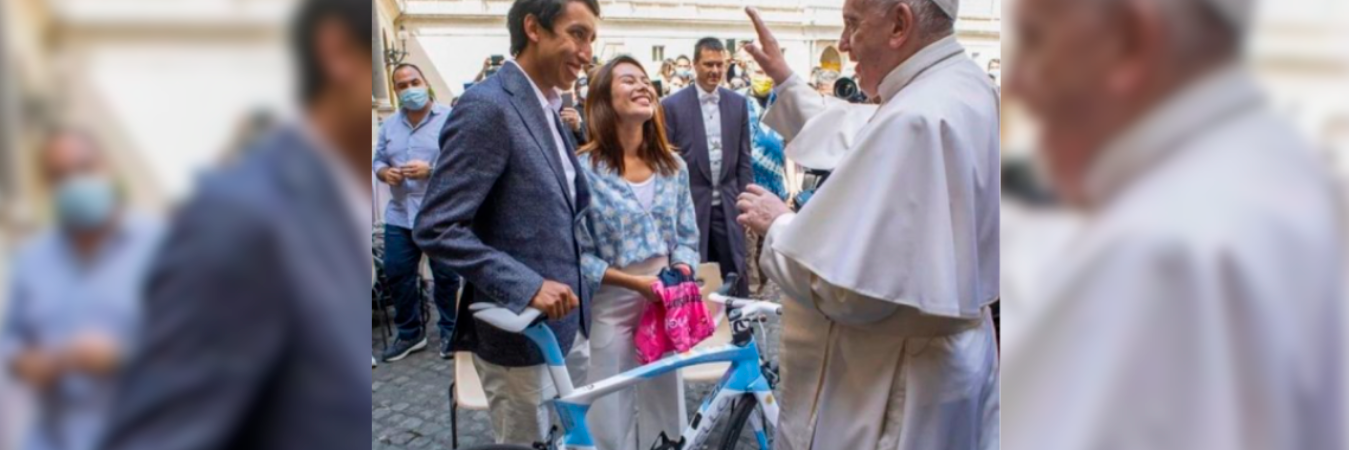 Egan Bernal le hizo este regalo al Papa en el 2021. /FOTO: INSTAGRAM @eganbernal
