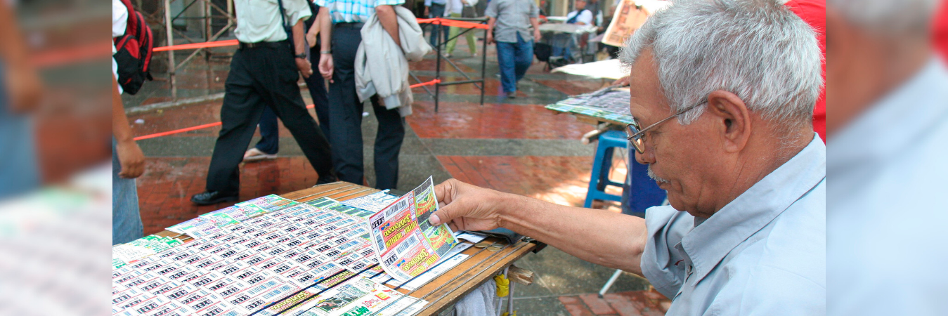 Venta de loterías en Medellín. /FOTO: ARCHIVO