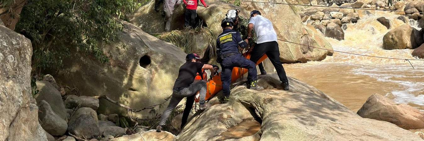 Recuperación del cuerpo de la joven de 16 años en tragedia de Cundinamarca. FOTO: CRUZ ROJA COLOMBIANA