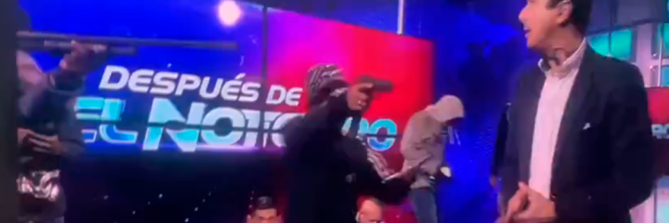 Así amenazaron a los periodistas los delincuentes en Ecuador. /FOTO: TOMADA DE VIDEO 